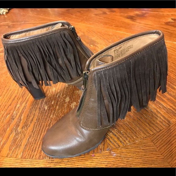 Pretty Wild & Fringy Brown Leather Boots! - Picture 9 of 16
